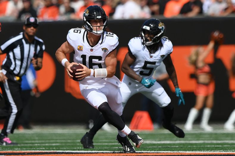 El quarterback de los Jaguars de Jacksonville Trevor Lawrence corre con el balón en el encuentro de la NFL ante los Bengals de Cincinnati el domingo 4 de octubre del 2026. (AP Foto/Tanner Pearson)