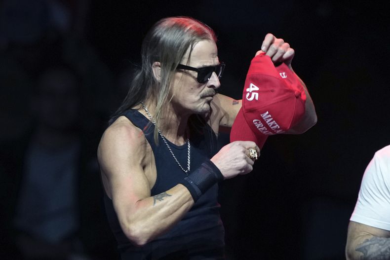 Kid Rock actúa antes de que el presidente electo Donald Trump llegue para hablar en un mitin previo a la 60ª toma de posesión presidencial, el domingo 19 de enero de 2025, en Washington. (Foto AP/Matt Rourke)