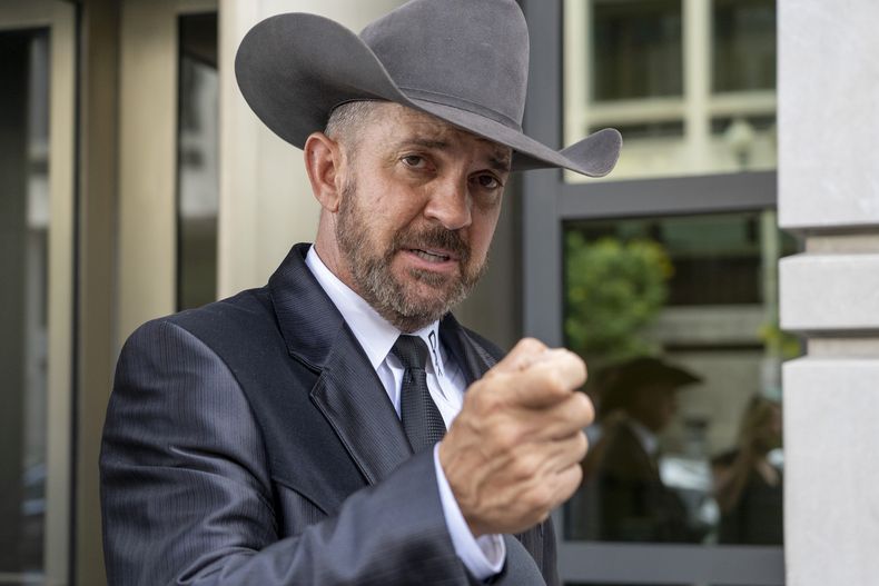 El comisionado del condado Otero, Nuevo México, Couy Griffin, habla con los periodistas en un tribunal federal en Washington, el 17 de junio de 2022. Griffin fue destituido de su cargo por participar en el asalto al Capitolio en enero de 2021. (Foto AP/Gemunu Amarasinghe, Archivo)