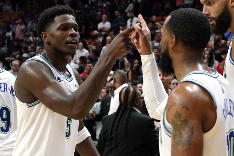 Anthony Edwards (izquierda) y Mike Conley, de los Timberwolves de Minnesota, festejan el triunfo sobre el Heat de Miami, el lunes 18 de diciembre de 2223 (AP Foto/Lynne Sladky)