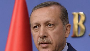 americateve | Imagen tomada el 25 de diciembre de 2013 que muestra al primer ministro de Turqu&iacute;a Recep Tayyip Erdogan durante una conferencia en Ankara. El premier enfrenta nuevas acusaciones de que trata de frenar una investigaci&oacute;n por corrupci&oacute;n.