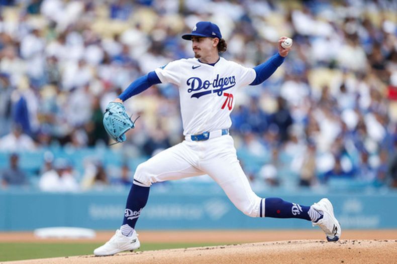 Justin Wrobleski (70), abridor de los Dodgers de Los Ángeles, trabaja durante la primera entrada del juego de béisbol de Grandes Ligas frente a los Cachorros de Chicago, el domingo 26 de abril de 2026, en Los Ángeles. (AP Foto/Caroline Brehman)