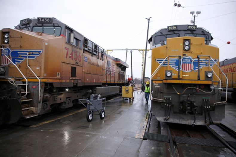 Un trabajador de Union Pacific camina entre dos locomotoras en Council Bluffs, Iowa, el 15 de diciembre de 2023. (Foto AP/Josh Funk, Archivo)
