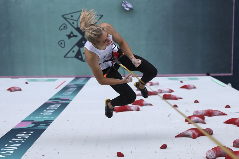 La polaca Aleksandra Miroslaw festeja tras disputar la final de escalada de velocidad en los Juegos Olímpicos, el miércoles 7 de agosto de 2024, en Le Bourget, Francia (Michael Reaves/Pool Photo via AP)