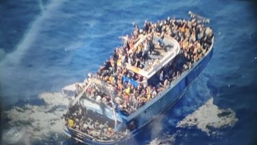 En esta imagen sin fecha, distribuida por la Guardia Costera de Grecia el 14 de junio de 2023, decenas de personas cubren prácticamente todo el espacio libre en la cubierta de un barco pesquero que luego naufragó y se hundió frente a la costa sur de Grecia. (Guardia Costera de Grecia vía AP)