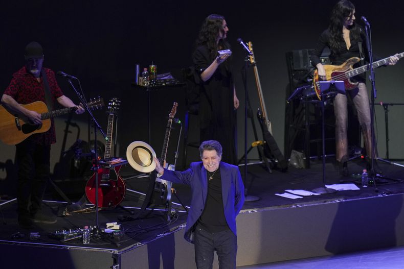 El cantante español Joaquín Sabina se presenta en concierto en la Ciudad de México, el lunes 27 de enero de 2025. (Foto AP/Eduardo Verdugo)