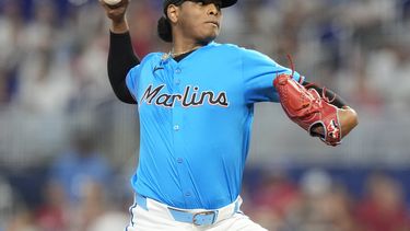 Edward Cabrera de los Marlins de Miami lanza ante los Filis de Filadelfia, el domingo 8 de septiembre de 2024, en Miami. (AP Foto/Lynne Sladky)