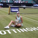 Katie Boulter posa con el trofeo de campeona tras derrotar a Jodie Burrage 6-3, 6-3 en la final del Abierto de Nottingham, el domingo 18 de junio de 2023. (Nigel French/PA vía AP)