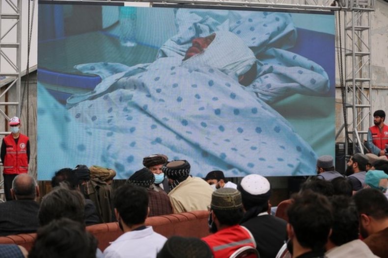 Un video de un aparente sobreviviente de un ataque a un centro de rehabilitación es exhibido durante una conferencia de prensa en el lugar del ataque en Kabul, Afganistán, el 17 de marzo del 2026. (AP foto/Siddiqullah Alizai)