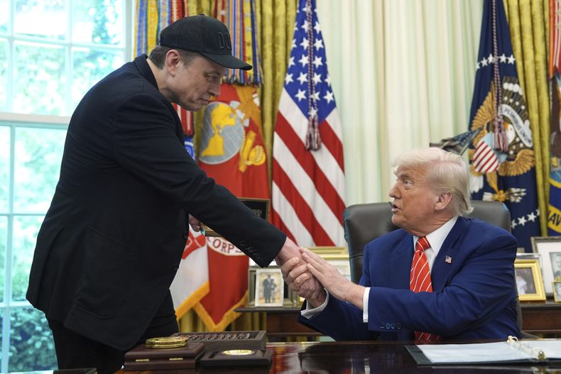 El presidente Donald Trump, a la derecha, estrecha la mano de Elon Musk durante una conferencia de prensa en el Despacho Oval de la Casa Blanca, el viernes 30 de mayo de 2025, en Washington. (AP Foto/Evan Vucci)