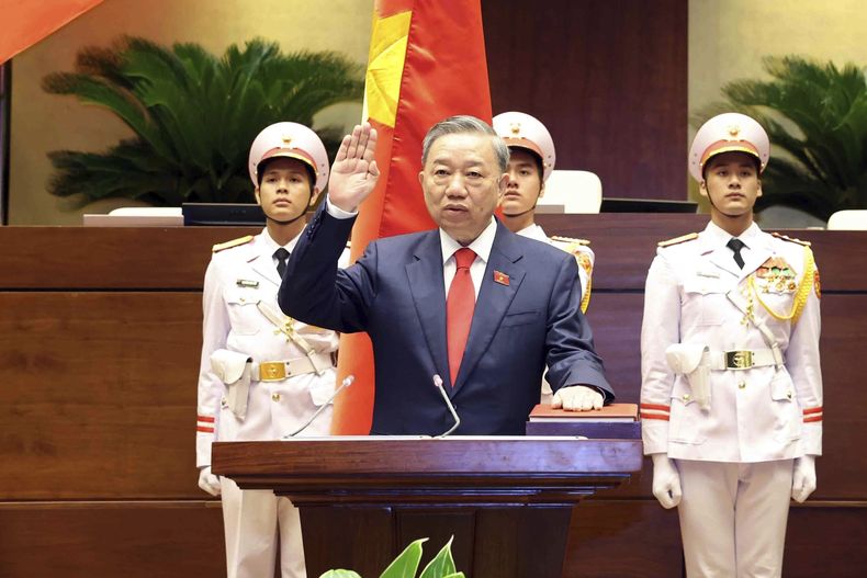 To Lam jura el cargo tras ser elegido presidente en la Asamblea Nacional en Hanoi, Vietnam, el miércoles 22 de mayo de 2024. (Pham Trung Kien/VNA via AP)