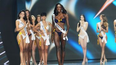 Concursantes participan en la ronda final del 74º certamen de belleza Miss Universo en la provincia de Nonthaburi, Tailandia, el viernes 21 de noviembre de 2025. En el centro se encuentra Miss Costa de Marfil Olivia Yacé. (Foto AP/Sakchai Lalit)