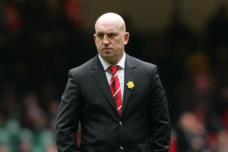 Archivo: El entrenador adjunto de la selección de Gales, Shaun Edwards, observa antes de su partido internacional de rugby del Torneo de las Seis Naciones contra Escocia en el Millennium Stadium de Cardiff, el 13 de febrero de 2010. (Foto AP/Tim Hales, Archivo)