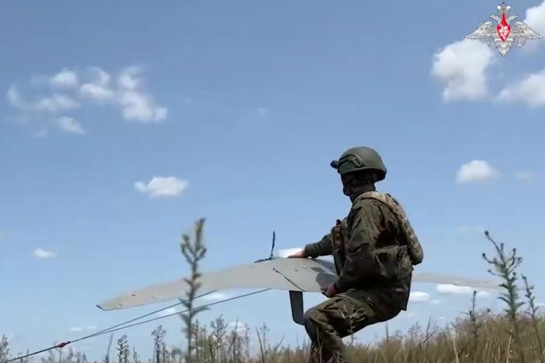 En esta imagen tomada de un video distribuido por la Oficina de Prensa del Ministerio de Defensa de Rusia el 17 de julio de 2025, un soldado ruso opera un dron Supercam en una ubicación no revelada en Ucrania. (Oficina de Prensa del Ministerio de Defensa de Rusia vía AP)
