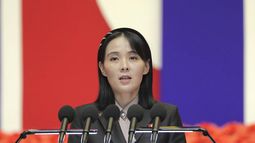 Esta fotografía difundida por el gobierno norcoreano muestra a Kim Yo Jong, hermana del mandatario de Corea del Norte Kim Jong Un, mientras pronuncia un discurso durante una reunión nacional contra el coronavirus, el 10 de agosto de 2022, en Pyongyang, Corea del Norte. (Agencia Central de Noticias de Corea/Korea News Service vía AP, Archivo)
