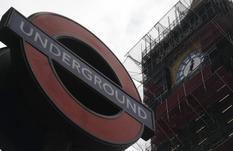 ARCHIVO - Un anuncio del metro de Londres en la estación Westminster con la Torre Queen Elizabeth al fondo, que sostiene la campana conocida como Big Ben en Londres, el 15 de marzo de 2021. (AP Foto/Alastair Grant, archivo)