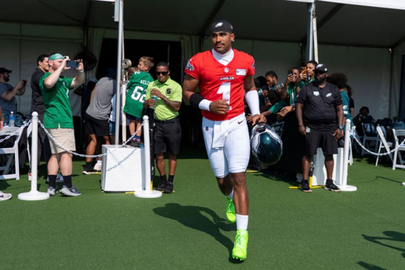 El quarterback Jalen Hurts de los Eagles de Filadelfia previo a un entrenamiento de pretemporada, el miércoles 29 de julio de 2026, en Filadelfia. (AP Foto/Chris Szagola)