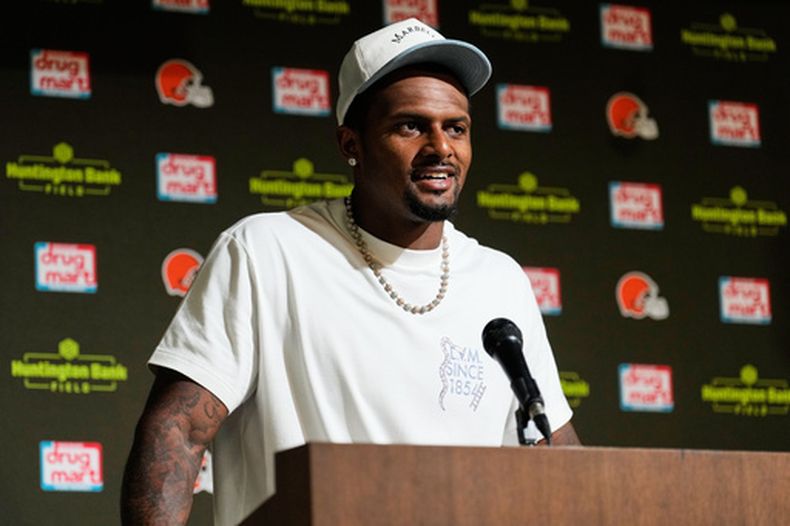 El quarterback de los Browns de Cleveland Deshaun Watson habla en conferencia de prensa tras el duelo de pretemporada ante los Bills de Buffalo el sábado 22 de agosto del 2026. (AP Foto/Carolyn Kaster)