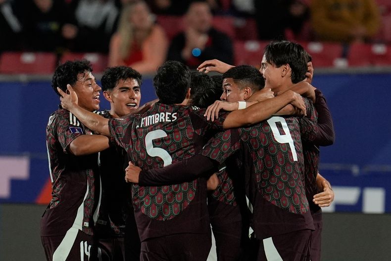 Los jugadores de México celebran el gol de Diego Ochoa para el empate 2-2 contra Brasil en el Mundial Sub20, el domingo 28 de septiembre de 2025, en Santiago, Chile. (AP Foto/Matías Delacroix)