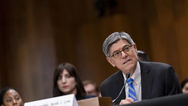 Jacob Lew, secretario del Tesoro durante la presidencia de Barack Obama, declara ante la Comisión de Relaciones Exteriores del Senado que examina su nombramiento como embajador a Israel, 18 de octubre de 2023, en Washington. La comisión aprobó el nombramiento el miércoles 25 de octubre de 2023 y lo elevó al pleno del Senado. (AP Foto/Stephanie Scarbrough)