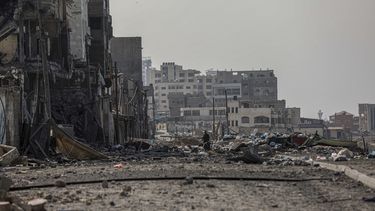 Daños en edificios provocados por los ataques aéreos israelíes en Ciudad de Gaza, el sábado 28 de octubre de 2023. (AP Foto/Abed Khaled)