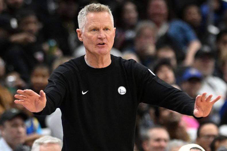 Steve Kerr, entrenador en jefe de los Warriors de Golden State, prepara una jugada durante la segunda mitad del juego de baloncesto de la NBA en contra de los Wizards de Washington, el lunes 16 de marzo de 2026, en Washington. (AP Foto/John McDonnell)