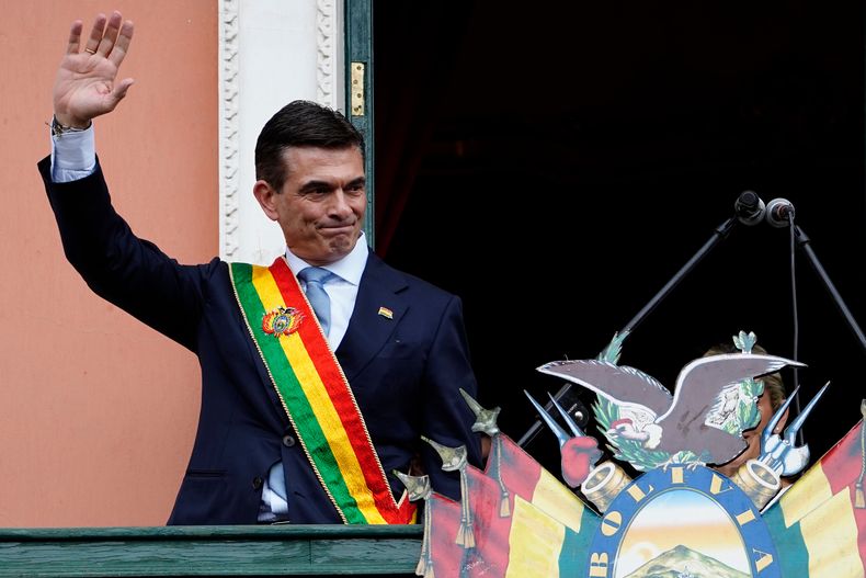 El presidente de Bolivia, Rodrigo Paz, saluda a sus seguidores desde el palacio de gobierno tras su ceremonia de investidura en La Paz, Bolivia, el sábado 8 de noviembre de 2025. (AP Foto/Freddy Barragan)