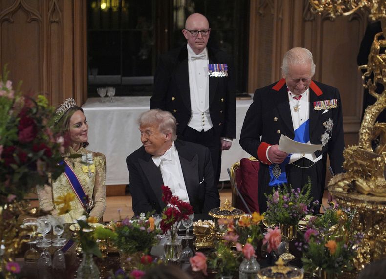 El presidente de EEUU, Donald Trump, en el centro, y Kate, princesa de Gales, escuchan al rey Carlos III de Reino Unido durante la cena de gala celebrada en el Castillo de Windsor, Inglaterra, en el primer día de la segunda visita de Estado de Trump y de la primera dama Melania Trump al Reino Unido, el miércoles 17 de septiembre de 2025. (Yui Mok/PA vía AP, foto de Pool vía AP)