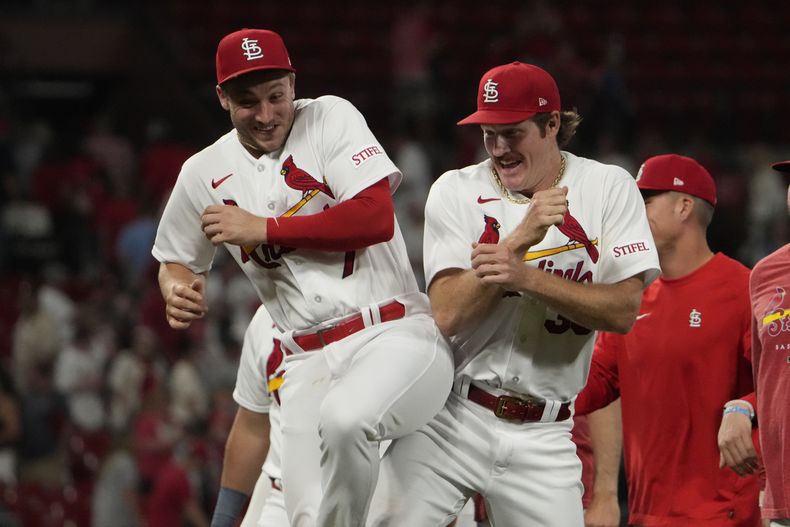 Miles Mikolas (derecha), abridor de los Cardenales de San Luis, festeja con Andrew Knizner la victoria sobre los Reales de Kansas City, el martes 30 de mayo de 2023 (AP Foto/Jeff Roberson)