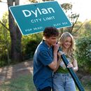 Esta imagen, difundida por Paramount Pictures, muestra a Mason Thames, izquierda, y McKenna Grace en una escena de Regretting You. (Jessica Miglio/Paramount Pictures vía AP)