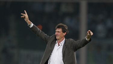 americateve | El ex delantero de la selecci&oacute;n de Argentina, Mario Alberto Kempes, saluda al p&uacute;blico antes de un partido por la Copa Am&eacute;rica el 11 de julio de 2011 en C&oacute;rdoba, Argentina. (AP Photo/Victor R. Caivano, File)