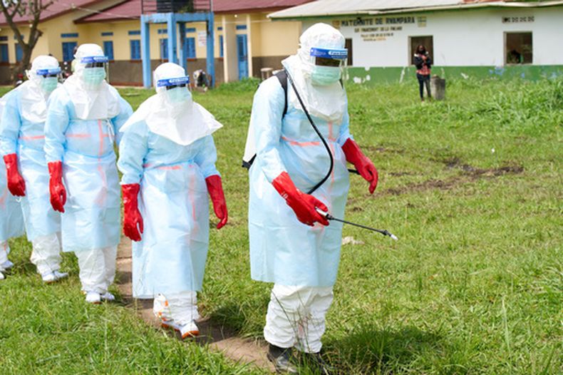 Trabajadores sanitarios llegan a un centro de tratamiento para realizar ejercicios de desinfección en Rwampara, República Democrática del Congo, el jueves 21 de mayo de 2026. (AP Foto/Dirole Lotsima Dieudonne)