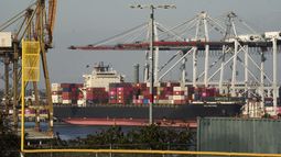 El barco pontacontenedores NYK Meteor se ve anclado en el Puerto de Los Ángeles el miércoles 9 de abril de 2025 en Los Ángeles. (AP Foto/Damian Dovarganes)