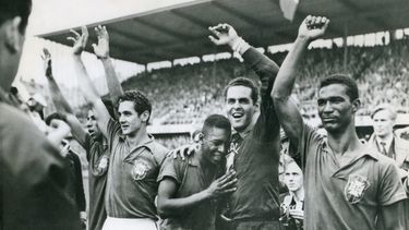 ARCHIVO - Pelé, de 17 años, llora sobre el hombro del arquero Gylmar dos Santos Neves tras la victoria sobre Suecia en la final de la Copa del Mundo en Estocolmo (AP foto,archivo)