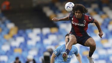 ARCHIVO - Joshua Zirkzee de Bologna cabecea el balón en el partido contra Napoli en la Serie A de Italia, el 11 de mayo de 2024, en Nápoles. (Alessandro Garofalo/LaPresse vía AP)