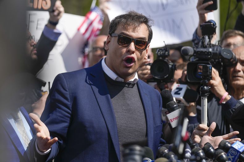 ARCHIVO - El representante George Santos habla con los reporteros mientras sale de un tribunal federal de Nueva York, el miércoles 10 de mayo de 2023. (AP Foto/Seth Wenig, Archivo)
