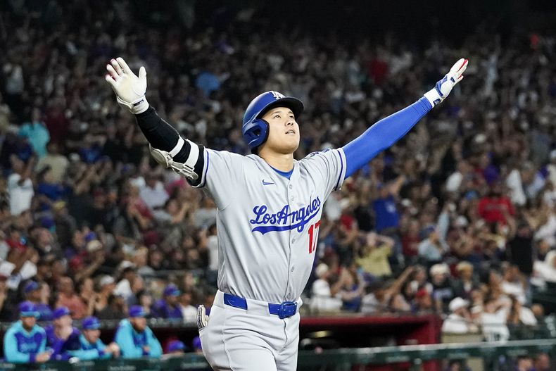 El japonés Shohei Ohtani, de los Dodgers de Los Ángeles, celebra su jonrón de tres carreras ante los Diamondbacks de Arizona, el viernes 9 de mayo de 2025 (AP Foto/Darryl Webb)