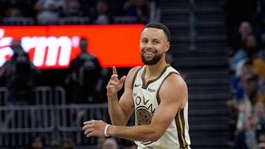 ARCHIVO - Stephen Curry, de los Warriors de Golden State, reacciona después de encestar un triple durante la segunda mitad del juego de baloncesto de la NBA contra los Kings de Sacramento, el martes 7 de abril de 2026, en San Francisco. (AP Foto/Godofredo A. Vásquez, Archivo)