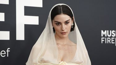 Gracie Abrams llega a la 67ª entrega anual de los Grammy el domingo 2 de febrero de 2025 en Los Ángeles. (Foto Jordan Strauss/Invision/AP)