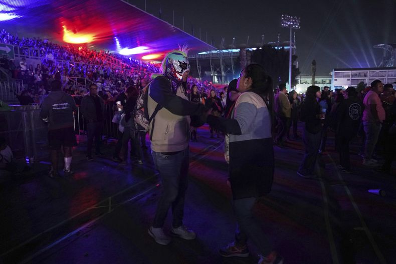 Fans bailan durante la presentación de la agrupación de cumbia mexicana Los Ángeles Azules en la 25ª edición del festival de música Vive Latino en la Ciudad de México, el sábado 15 de marzo de 2025. (Foto AP/Aurea Del Rosario)