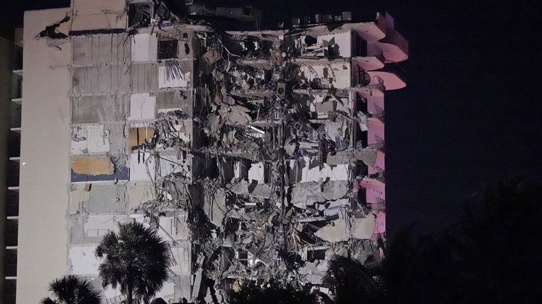 Dramático momento en que un edificio de apartamentos se desplomó en Miami-Dade. Archivo.&nbsp;