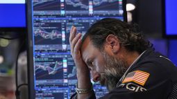 El especialista Michael Pistillo trabaja en el piso de remates de la Bolsa de Valores de Nueva York, el martes 8 de julio de 2025. (AP Foto/Richard Drew)
