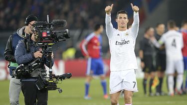 americateve | El goleador de Real Madrid Cristiano Ronaldo agradece a los hinchastras un partido contra el FC Basel en la Liga de Campeones el mi&eacute;rcoles, 26 d enoviembre del 2014. (Foto AP/Keystone, Georgios Kefalas)