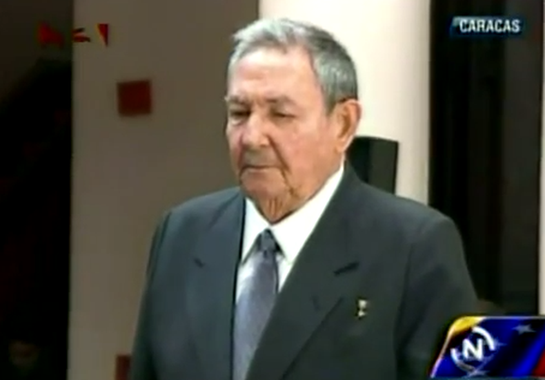 El dictador de Cuba, Raúl Castro, visitó este miércoles el Cuartel de la Montaña, ubicado en la parroquia 23 de Enero, donde reposan los restos del presidente Hugo Chávez, en conmemoración a un año de su muerte.