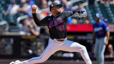 El lanzador de los Mets de Nueva York, Freddy Peralta (51), realiza un lanzamiento durante la primera entrada de un partido de béisbol contra los Dodgers de Los Ángeles, el domingo 26 de julio de 2026, en Nueva York. (Foto AP/Yuki Iwamura)