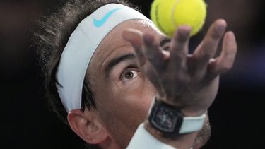El español Rafael Nadal realiza un saque en el encuentro ante el estadounidense Mackenzie McDonald en el Abierto de Australia, el miércoles 18 de enero de 2023 (AP Foto/Dita Alangkara)