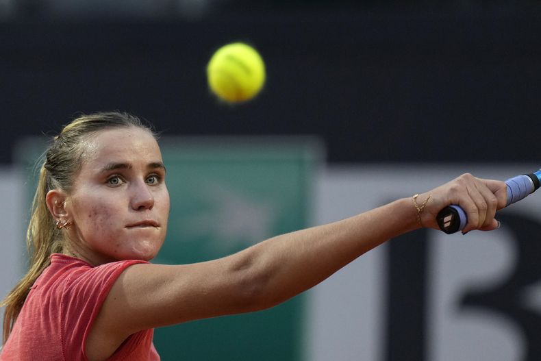 Sofia Kenin devuelve ante Aryna Sabalenka en el Abierto de Italia, el jueves 11 de mayo de 2023, en Roma. (AP Foto/Alessandra Tarantino)