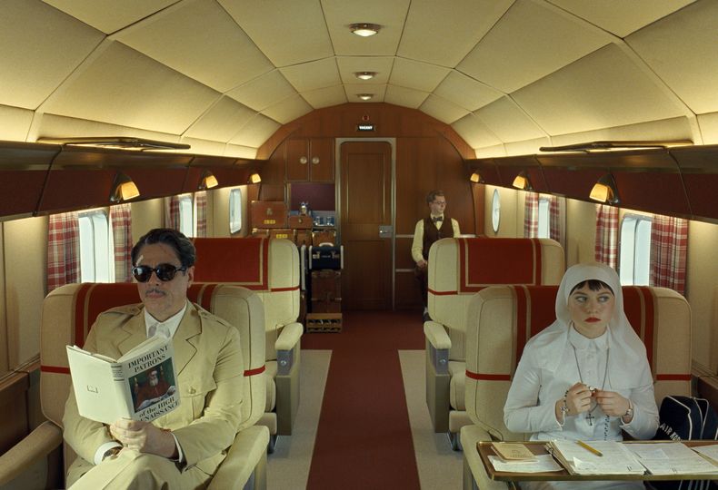 Esta imagen publicada por Focus Features muestra, de izquierda a derecha, a Benicio Del Toro, Michael Cera y Mia Threapleton en una escena de The Phoenician Scheme. (TPS Productions/Focus Features via AP)