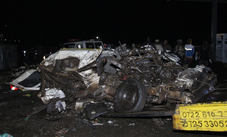 En la imagen, restos de los vehículos implicados en un choque múltiple con varios fallecidos en Londiani, Kenia, el 1 de julio de 2023, a unos 200 kms (125 millas) al noroeste de la capital, Nairobi. (AP Foto)