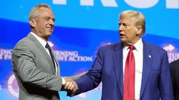 El candidato presidencial republicano, el expresidente Donald Trump, estrecha la mano de Robert F. Kennedy Jr. en un mitin de la campaña Turning Point Action, el miércoles 23 de octubre de 2024, en Duluth, Georgia (Foto AP/Alex Brandon)